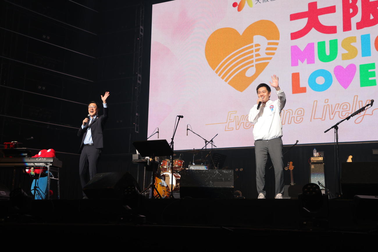 大阪国際文化芸術プロジェクト「OSAKA MUSIC EXPO 2025～大阪城ホール～」に出演した大阪府の吉村洋文知事（右）大阪市の横山英幸市長