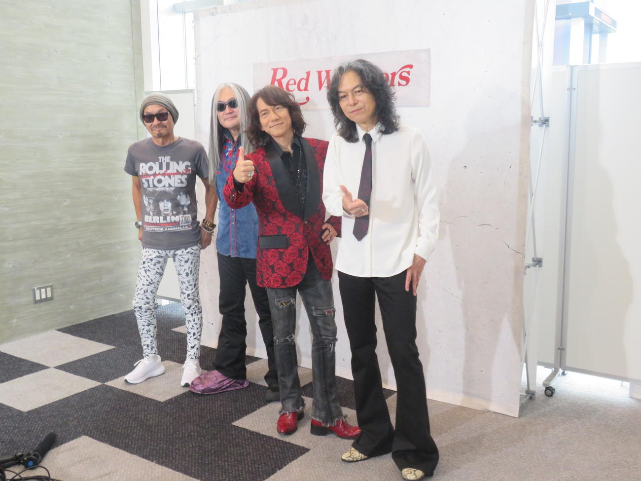 開演前に取材に応じたRED WARRIORSのメンバーたち。左から高橋まこと、小川清史、ダイアモンド☆ユカイ、木暮