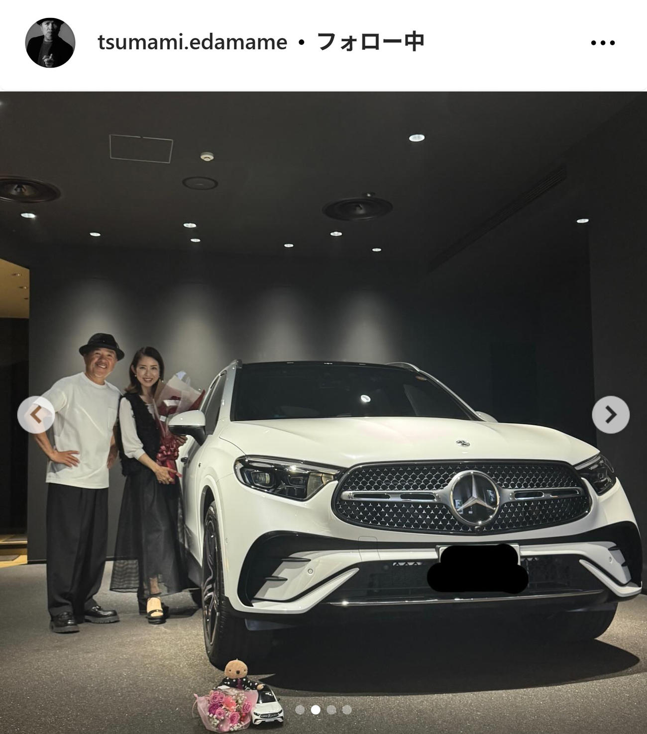 愛車の横で妻江口ともみとツーショット（つまみ枝豆のインスタグラムから）
