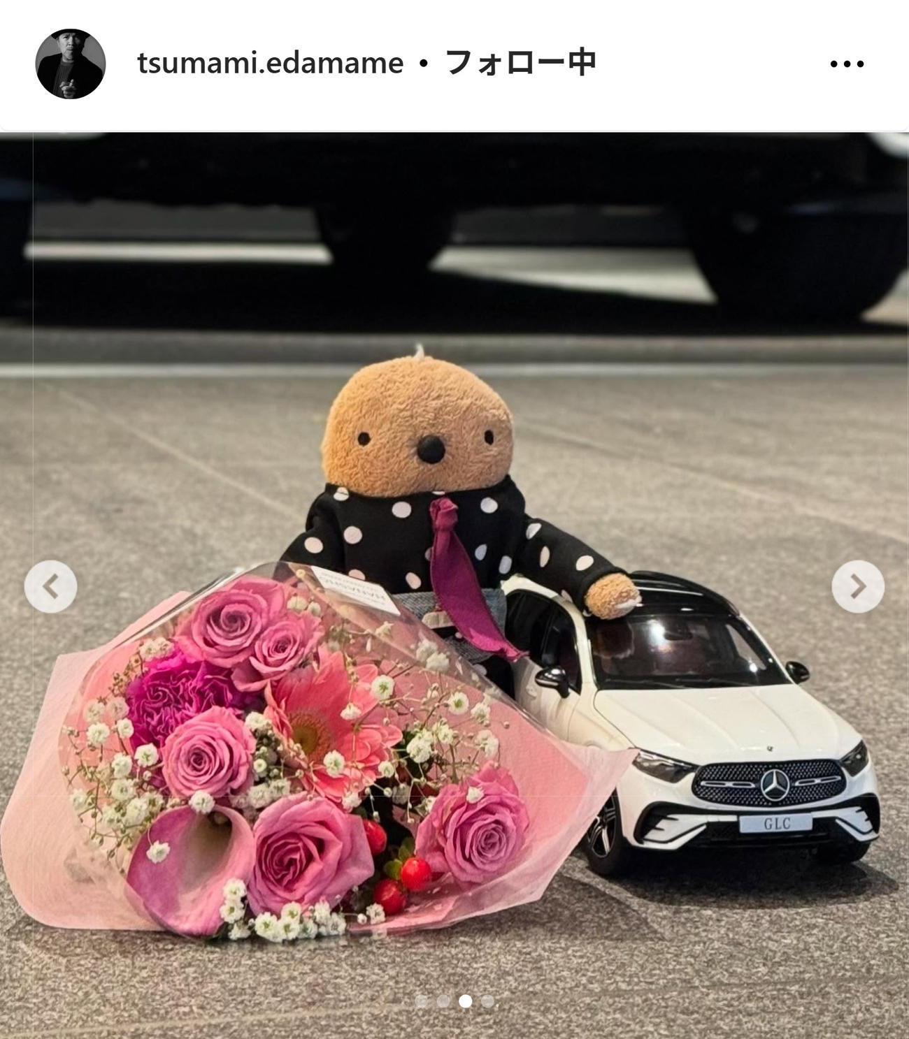 「もぐたろう」を中心に、納車記念でプレゼントされた同じ車種のミニカーと花束（つまみ枝豆のインスタグラムから）