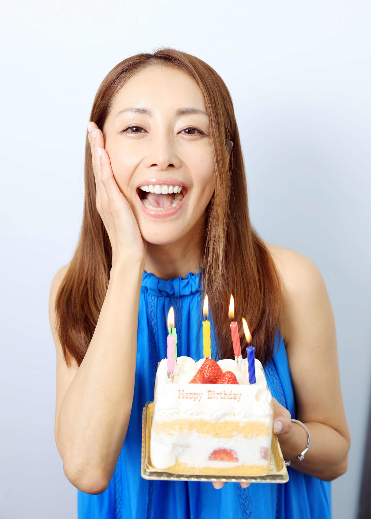 バースデーケーキを手に笑顔の熊切あさ美（撮影・浅見桂子）
