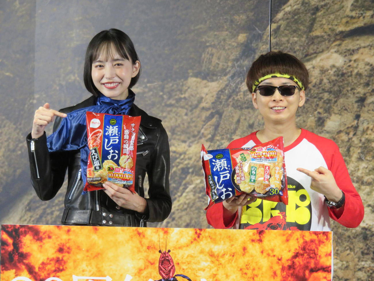 「栗山米菓　瀬戸しお　♯20周年なので　新CM発表会」に登壇した井桁弘恵（左）とバイク川崎バイク