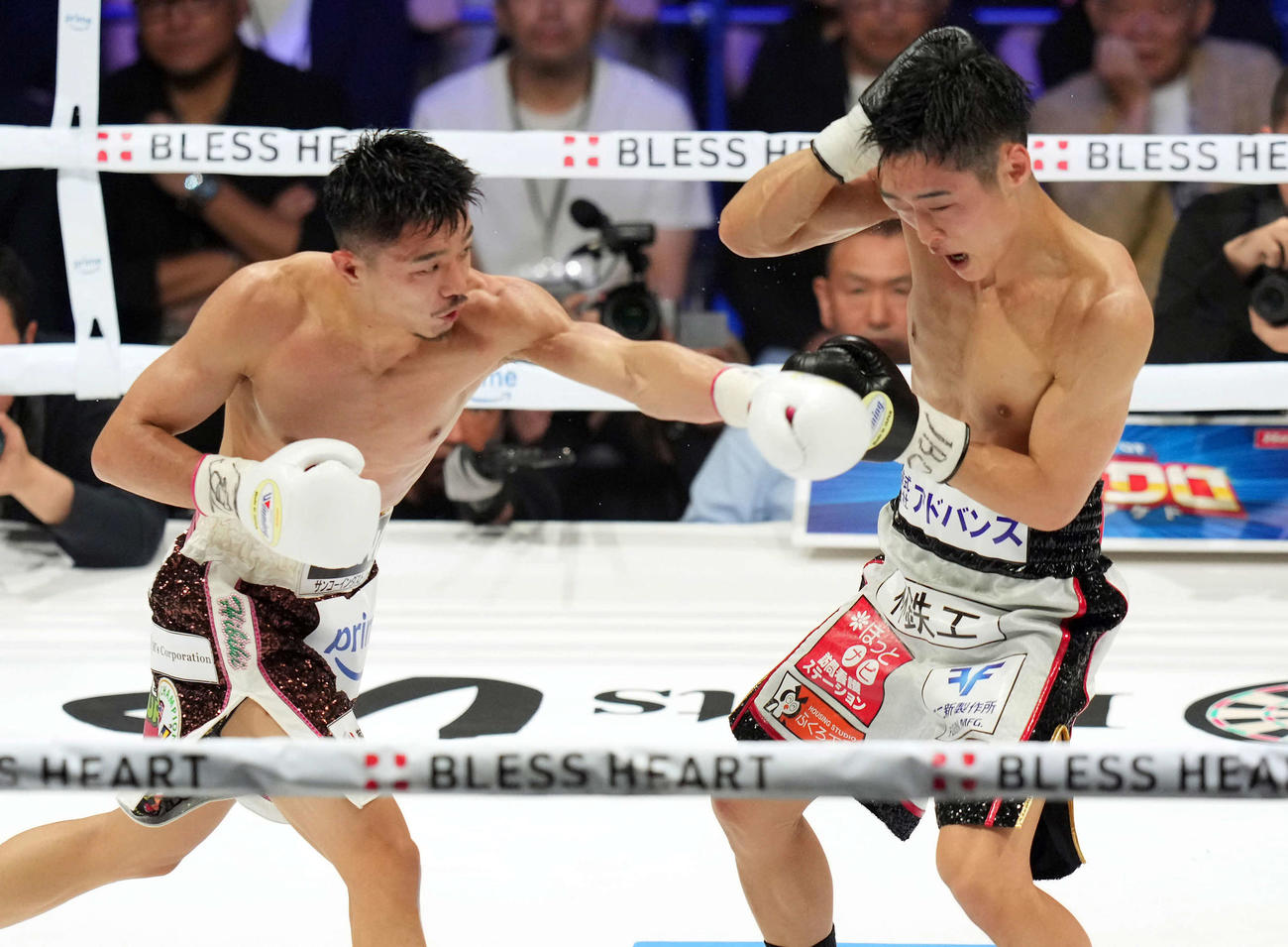 6月8日、WBC・IBF世界バンタム級王座統一戦、西田凌佑（右）にパンチを見舞う中谷潤人（撮影・たえ見朱実）