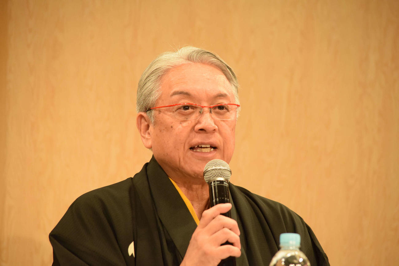 先代の死を明かした笑福亭枝鶴（撮影・阪口孝志）