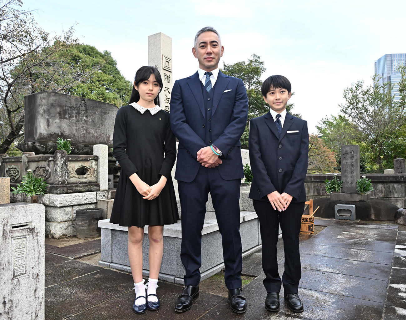 市川團十郎家の墓前に襲名披露興行の無事終了を報告した、右から8代目市川新之助、13代目市川團十郎白猿、市川ぼたん（24年11月撮影）