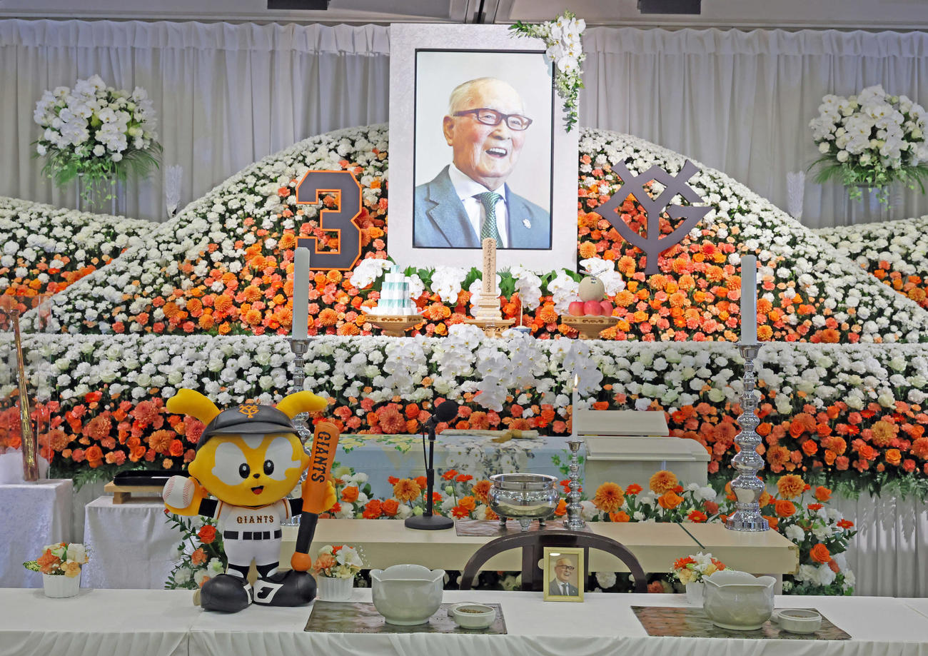 通夜・告別式で祭壇に飾られた長嶋さんの遺影（読売新聞社提供）