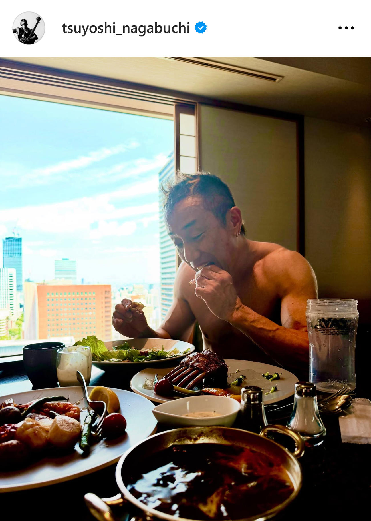 上半身裸での豪快な食べっぷり（長渕剛のインスタグラムから）