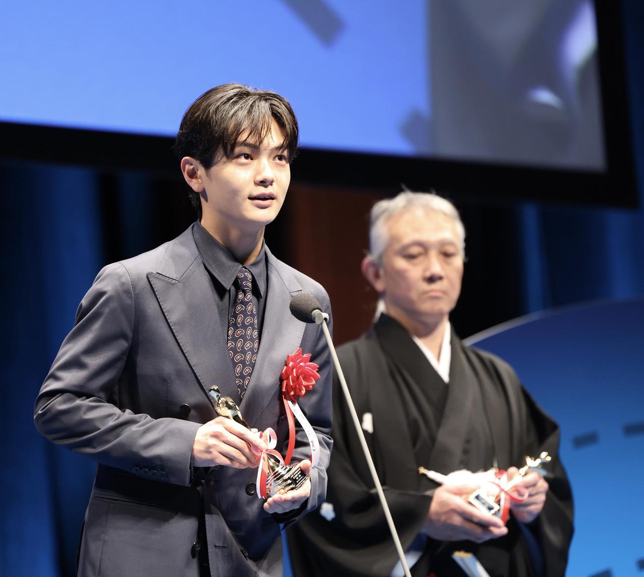 新人俳優賞の齋藤潤（左）と本山力（撮影・河田真司）