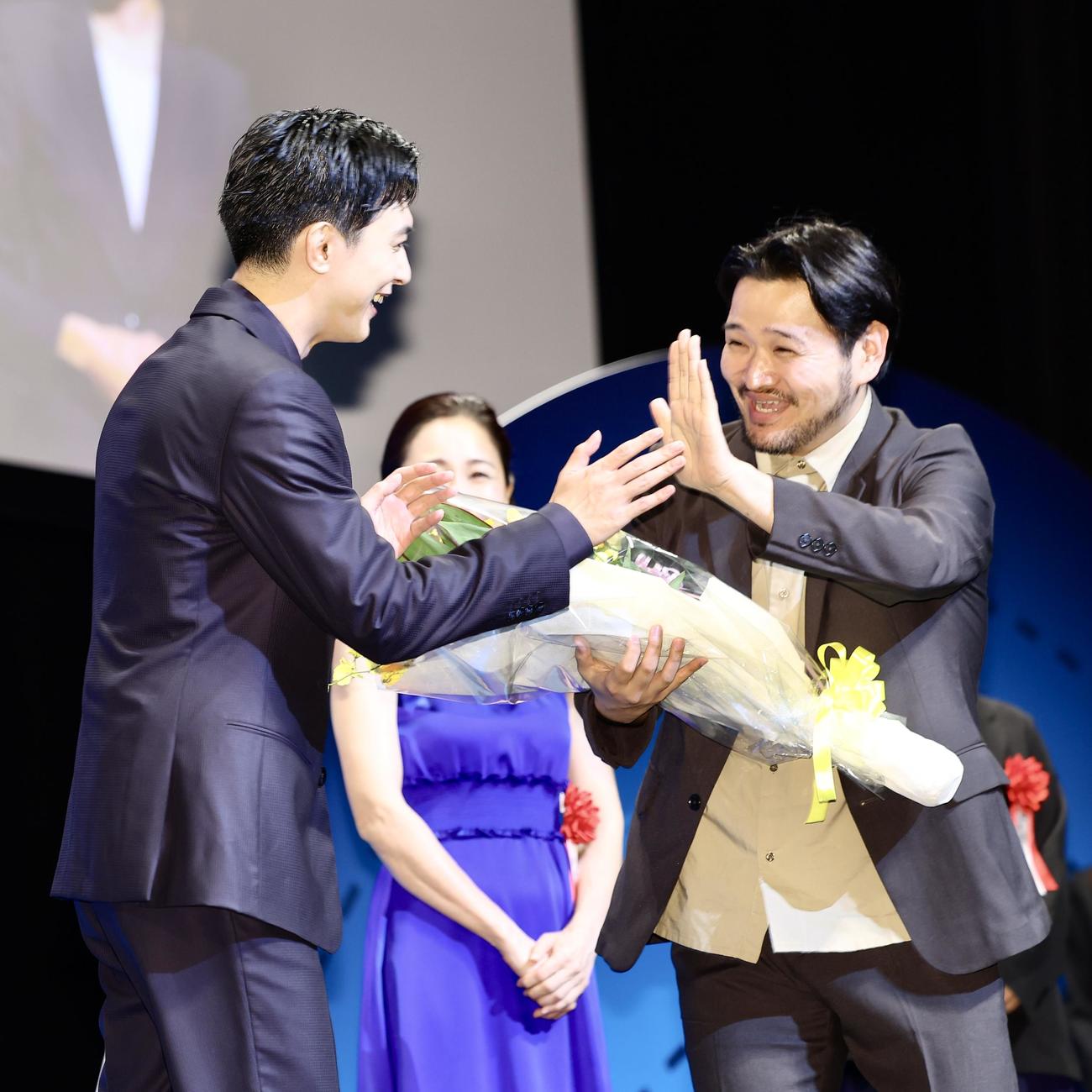 作品賞の授賞式で、サプライズゲストで登場する今井彰人（右）に驚く吉沢亮（撮影・河田真司）