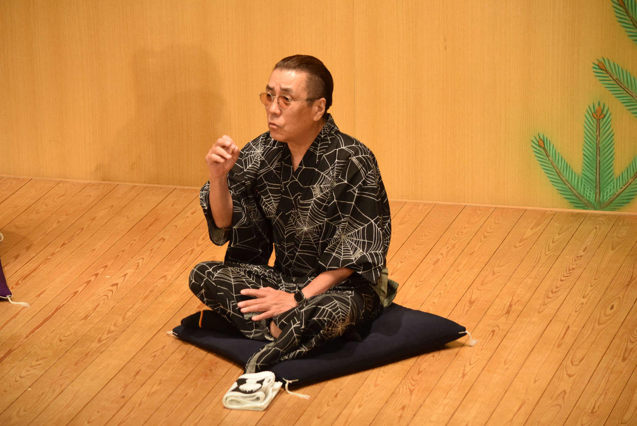 天満天神繁昌亭の舞台に上がった嘉門タツオ（撮影・阪口孝志）