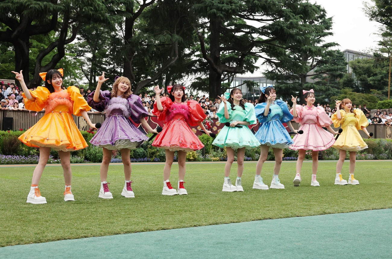 6月8日、東京競馬場のパドックでトークショーするFRUITS ZIPPER
