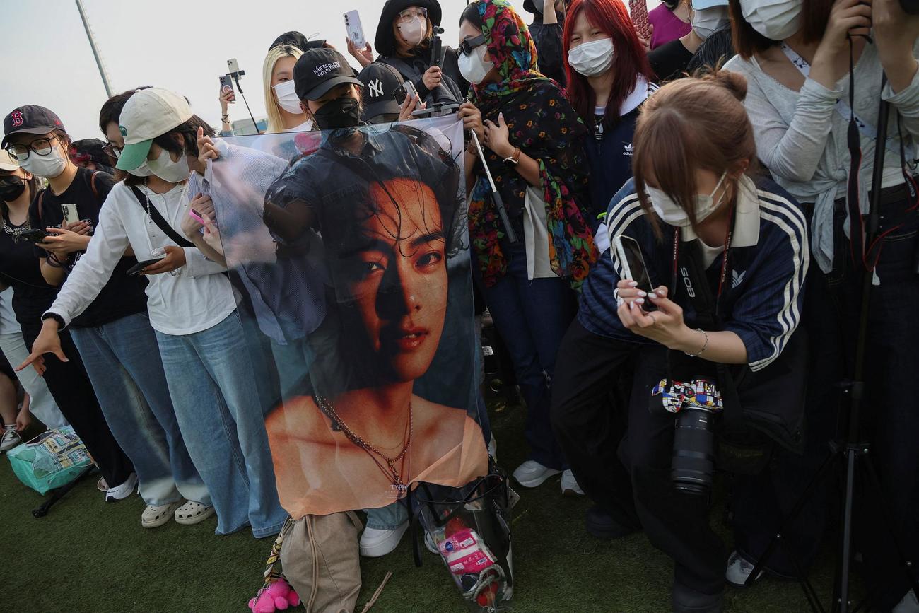 BTSのRMとVの除隊を待つファン（ロイター）