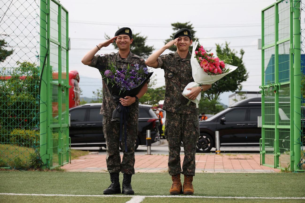 韓国軍を除隊したBTSのV（右）とRM（ロイター）