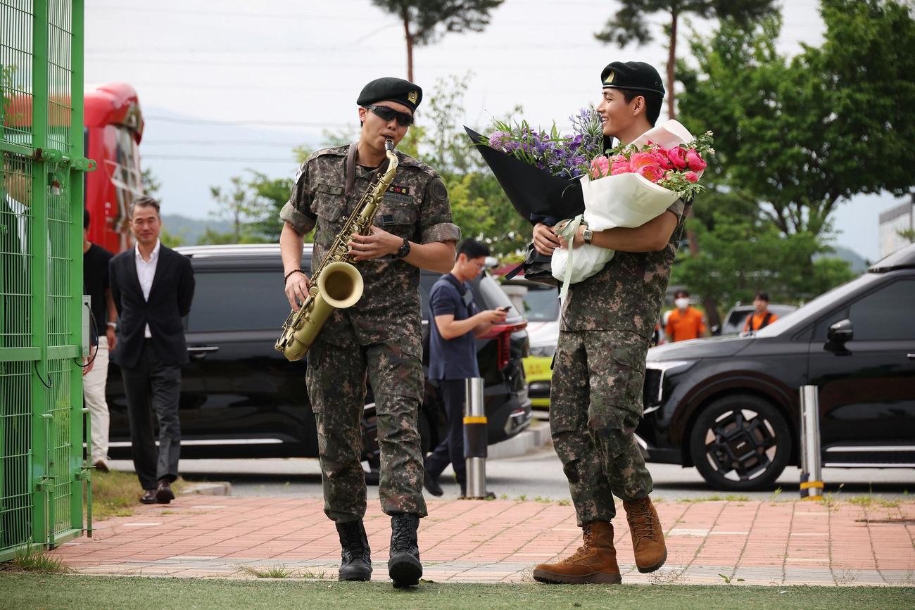 韓国軍を除隊したBTSのV（右）とRM（ロイター）