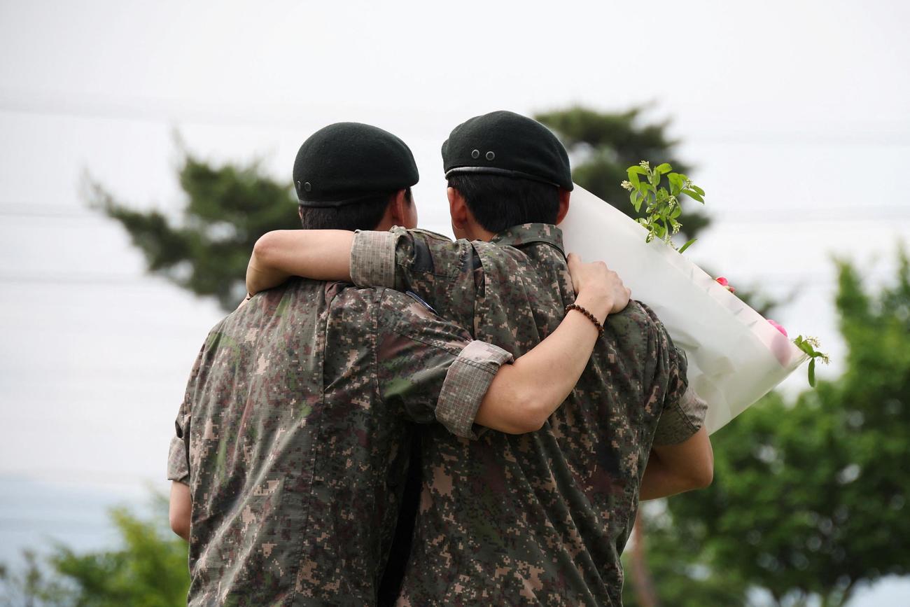 韓国軍を除隊したBTSのVとRM（ロイター）