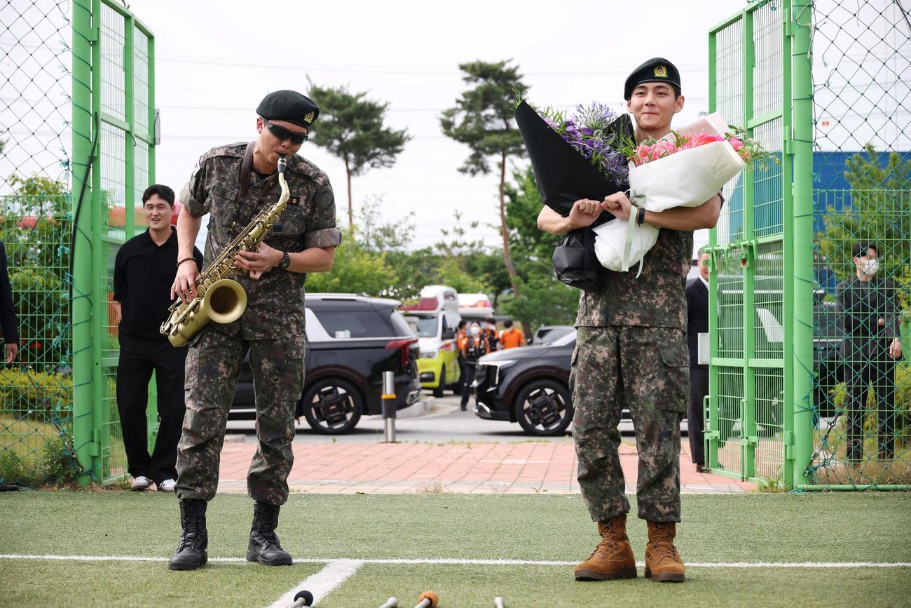 韓国軍を除隊したBTSのV（右）とRM（ロイター）