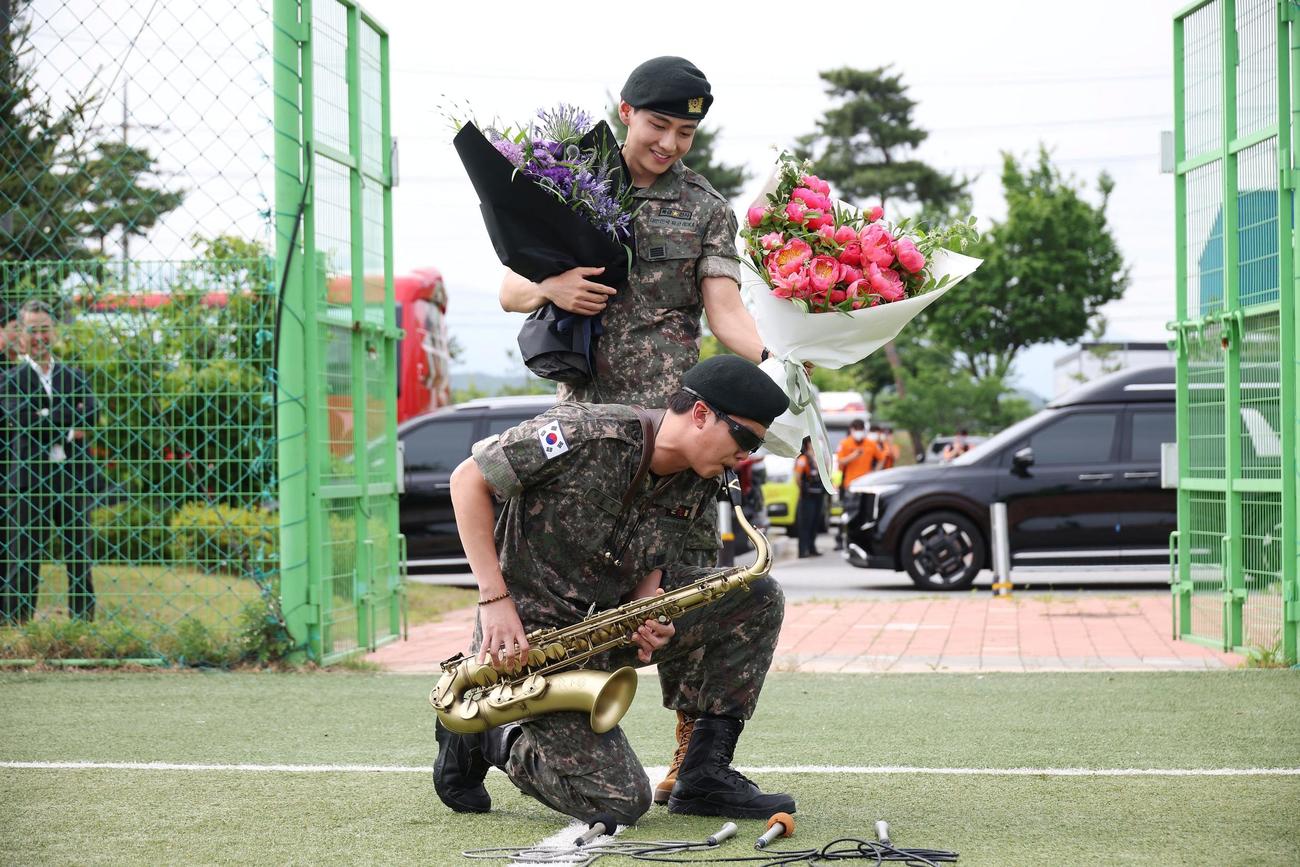 韓国軍を除隊したBTSのV（後方）とRM（ロイター）