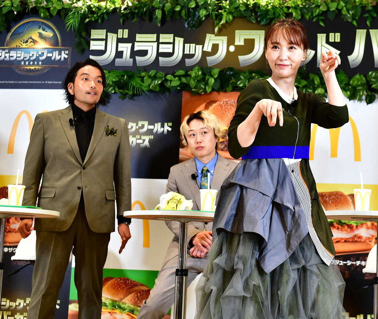 マクドナルドの「ジュラシック・ワールド　バーガーズ」新商品発表イベントで恐竜のモノマネを披露する菅井友香（右端）と、背後で見守る見取り図の盛山晋太郎とリリー（撮影・松尾幸之介）