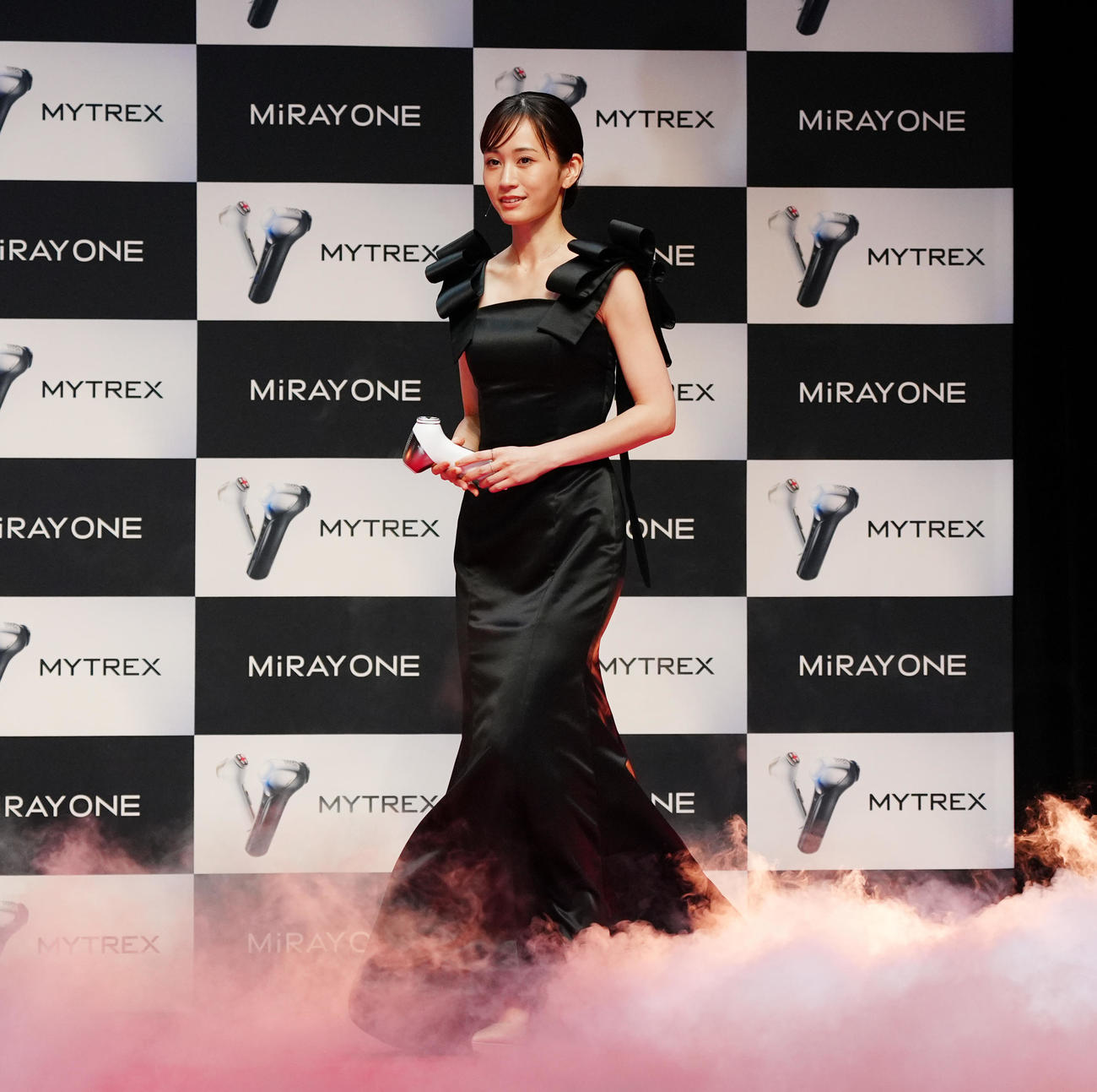 MYTREX「MiRAY ONE」新CM発表会に登場した前田敦子（撮影・清水貴仁）