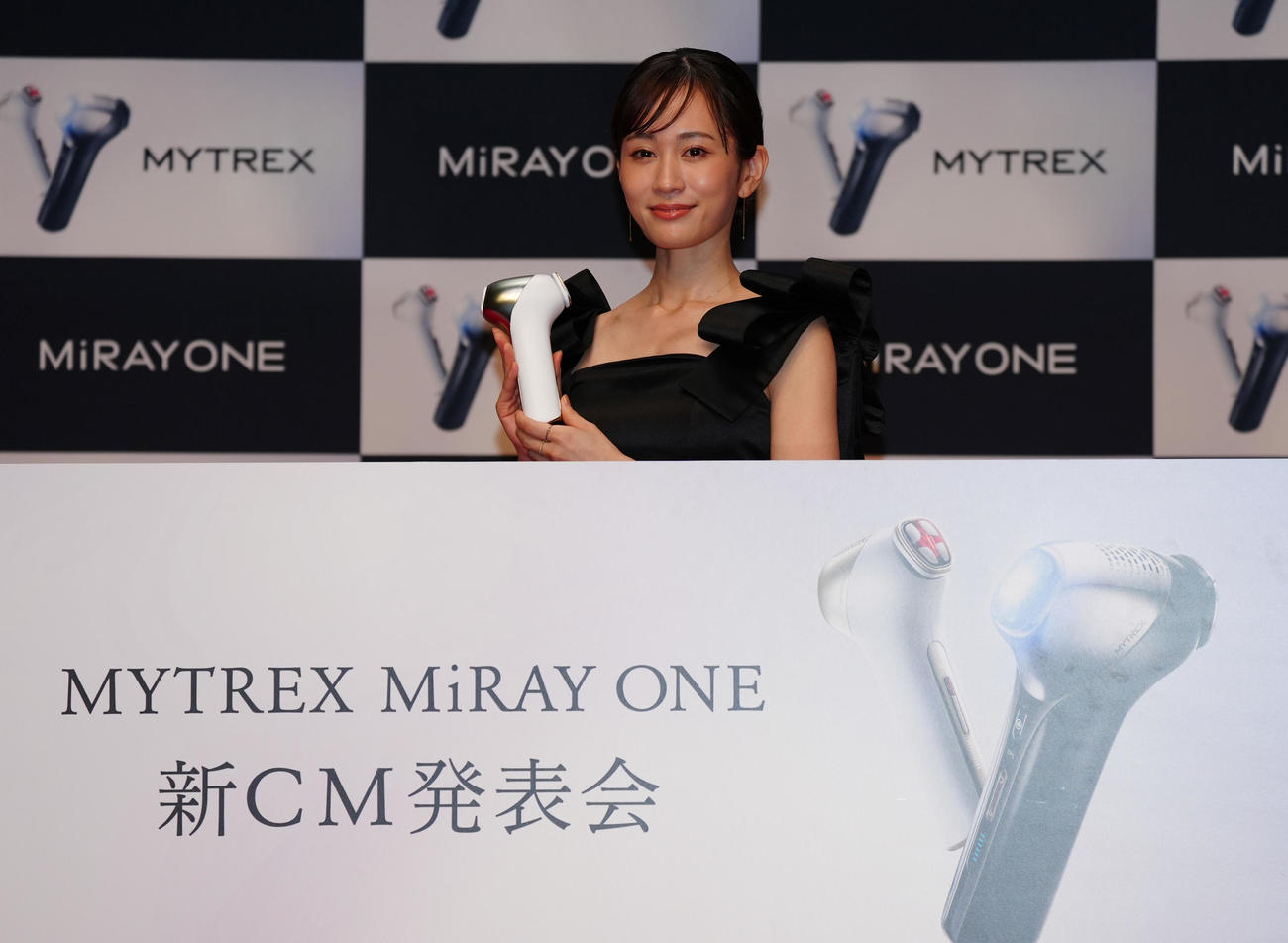 MYTREX「MiRAY ONE」新CM発表会に登場した前田敦子（撮影・清水貴仁）