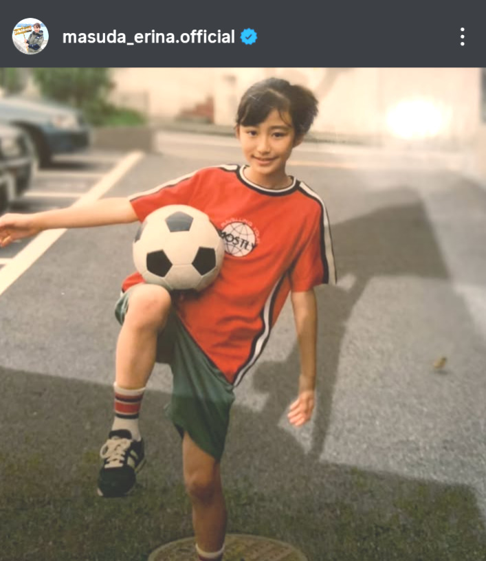 サッカーボールを太ももに乗せた小学生時代の枡田絵理奈（インスタグラムから）
