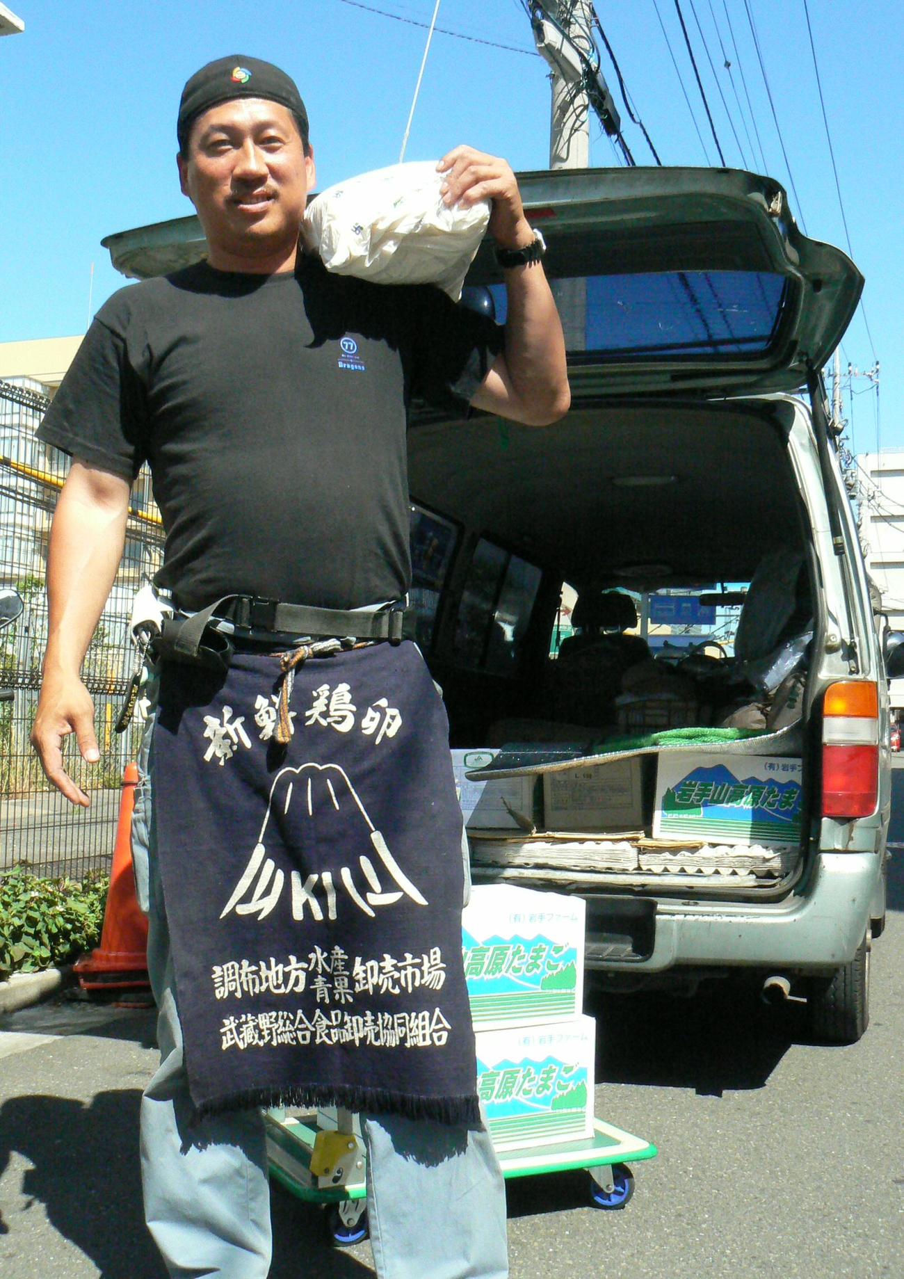 2007年、配達途中、米を担ぎながらクロマティにエールを送る元中日の宮下昌己さん