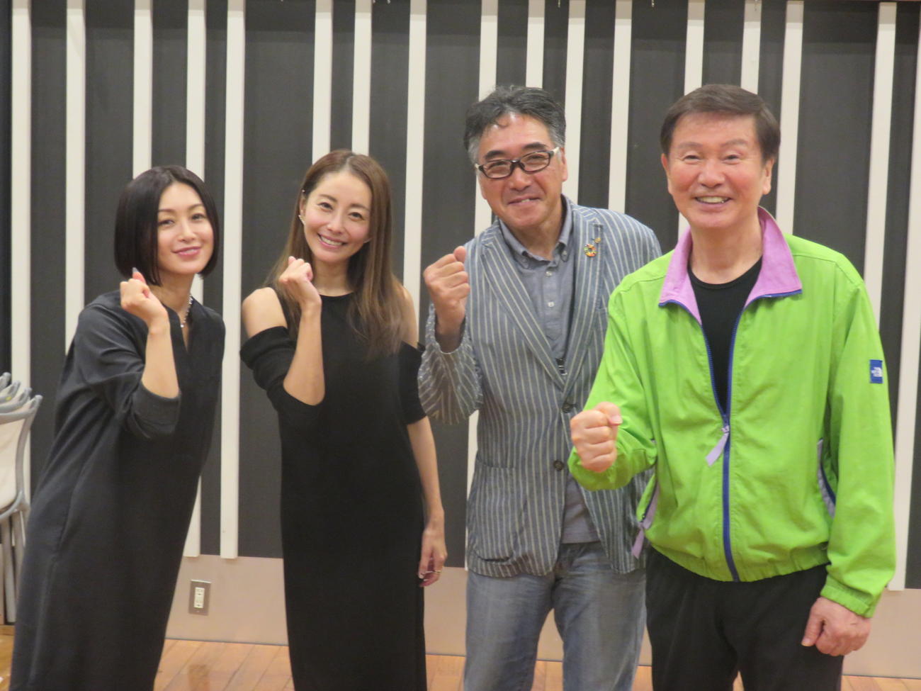 NACK5「森田健作　青春もぎたて、朝一番！」の収録に参加した、左から酒井法子、熊切あさ美、南部志グローバルアグリファーム代表、森田健作