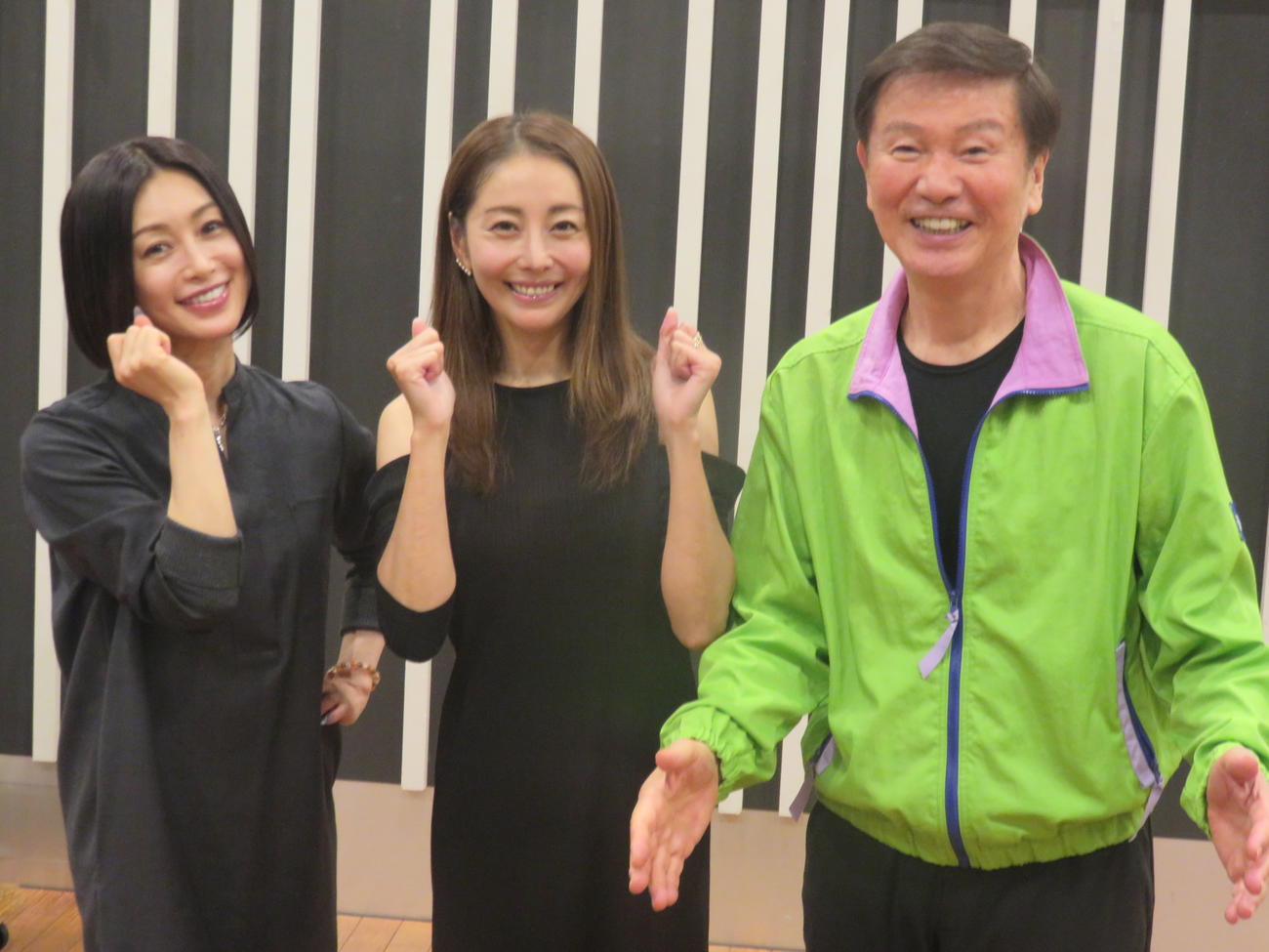 NACK5「森田健作　青春もぎたて、朝一番！」の収録に参加した、左から酒井法子、熊切あさ美、森田健作