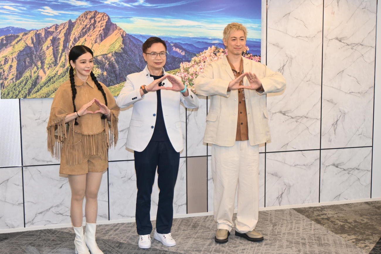 大阪・関西万博の「TECH WORLD（テック・ワールド）」を見学した左からビビアン・スー、黄志芳・玉山デジタルテック名誉会長、ディーン・フジオカ（撮影・松浦隆司）