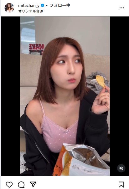 ピンクのトップスでお菓子を食べる三田悠貴（インスタグラムから）