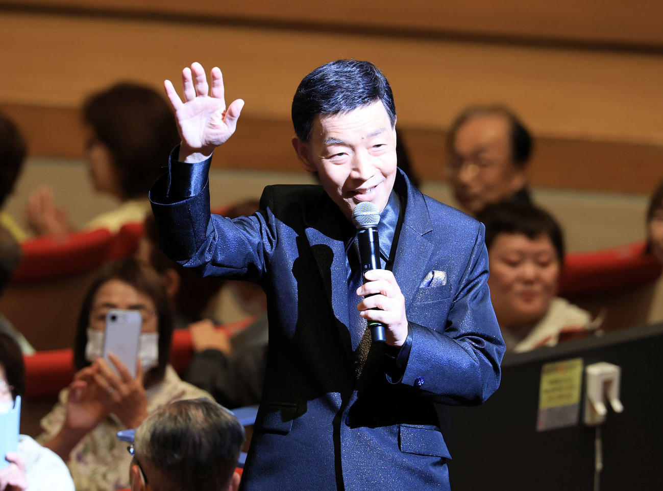 「人仁の会」コンサートで、熱唱する渥美二郎（撮影・浅見桂子）