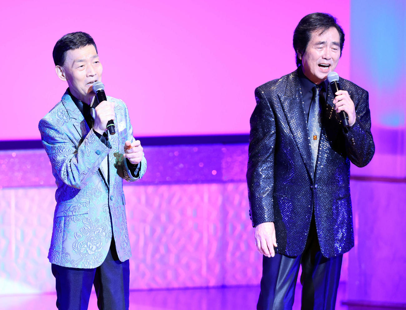 「人仁の会」コンサートで、熱唱する渥美二郎（左）と梶原あきら（撮影・浅見桂子）