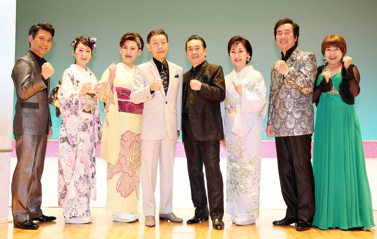 「人仁の会」コンサートで、笑顔で記念撮影する、左から走裕介、西尾夕紀、若山かずさ、渥美二郎、角川博、島津悦子、梶原あきら、浅田あつこ（撮影・浅見桂子）
