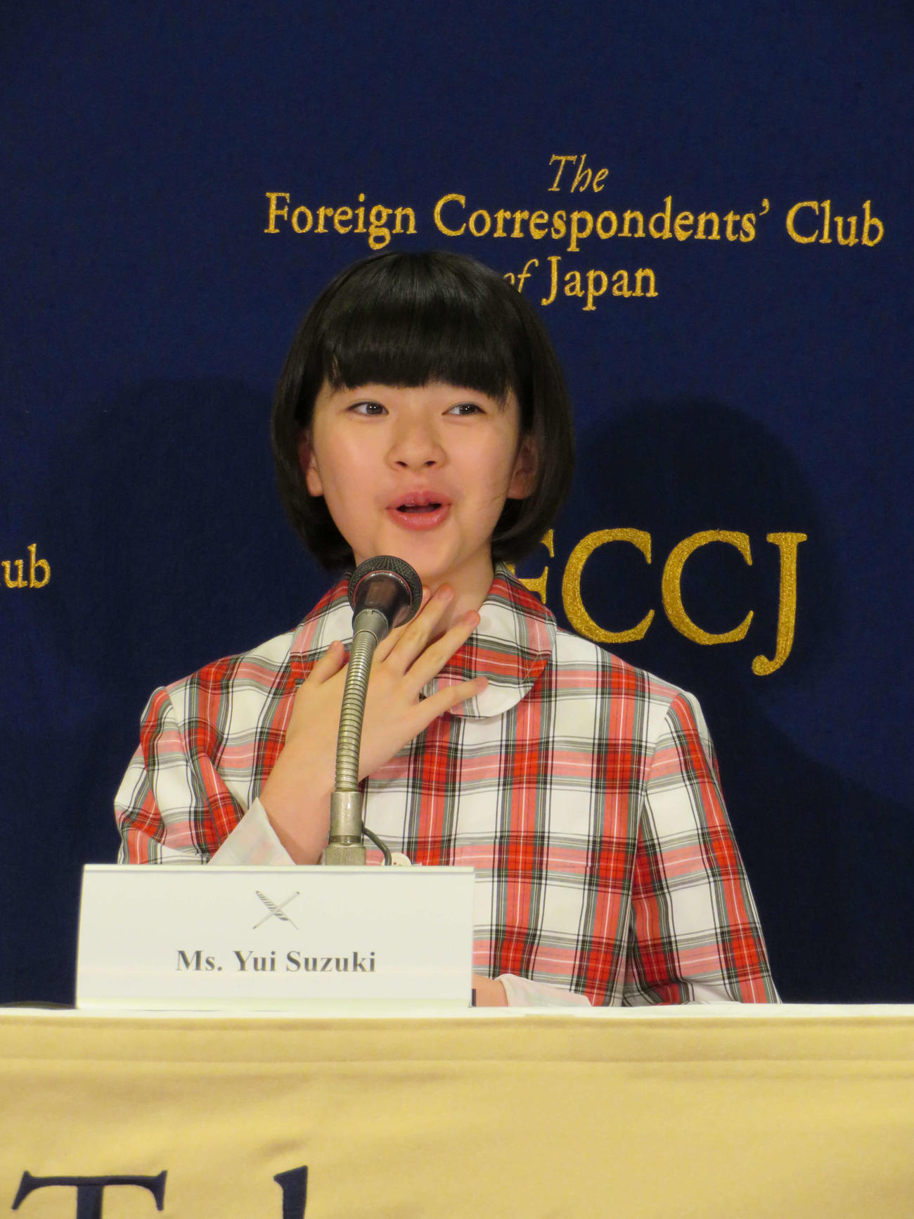 映画「ルノワール」日本外国特派員協会記者会見で、得意の馬の鳴き声のマネをする鈴木唯（撮影・村上幸将）