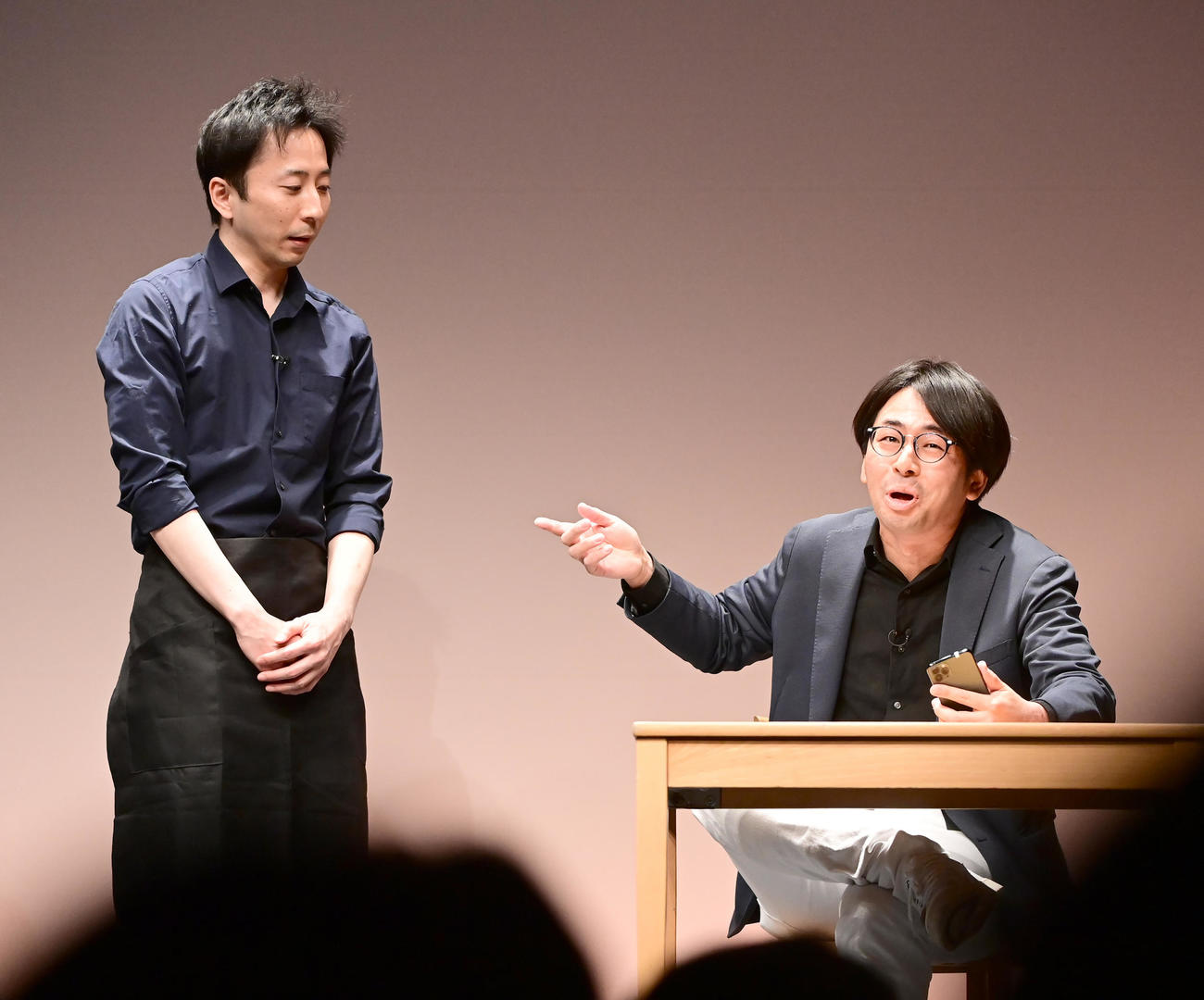 12年前に結婚し２人の子供がいたことが発覚した、シティホテル3号室の押田（右）と亮太（2021年2月撮影）
