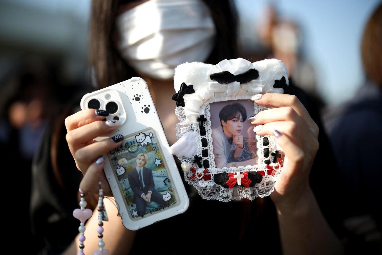 BTSのJIMINとJUNGKOOKを待ち、写真撮影に応じるBTSのファン（ロイター）
