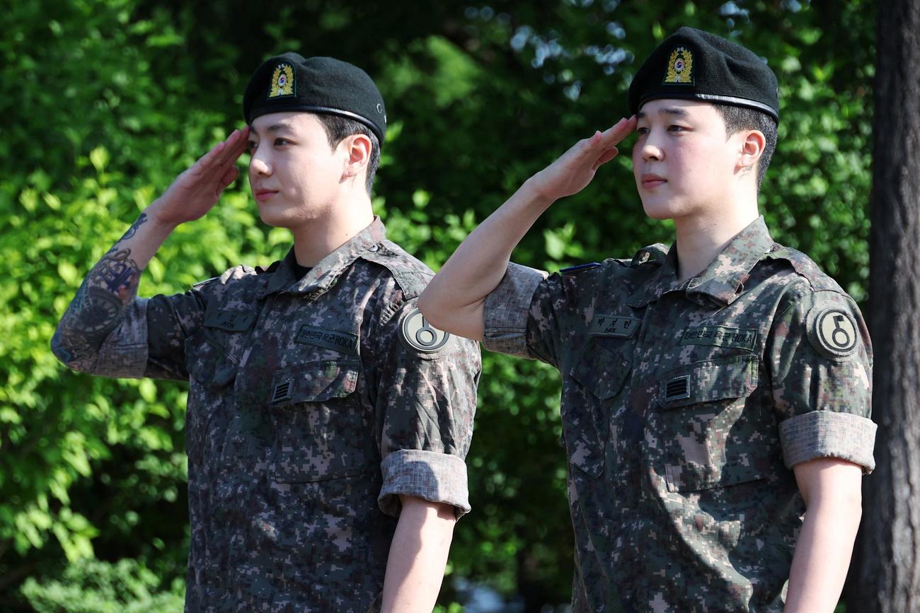 韓国軍の兵役を終え除隊したBTSメンバーJIMINとJUNGKOOK（ロイター）