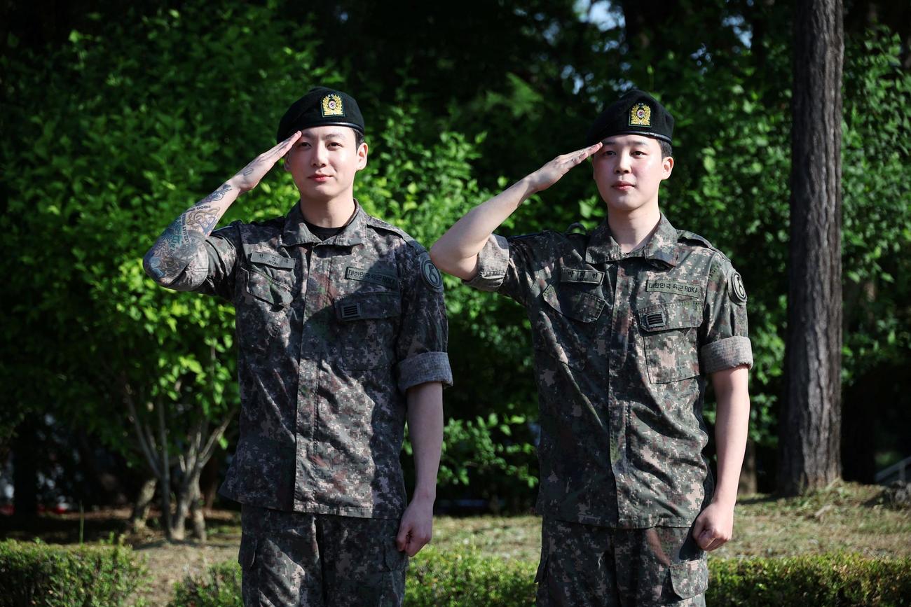 韓国軍の兵役を終え除隊したBTSメンバーJIMINとJUNGKOOK（ロイター）