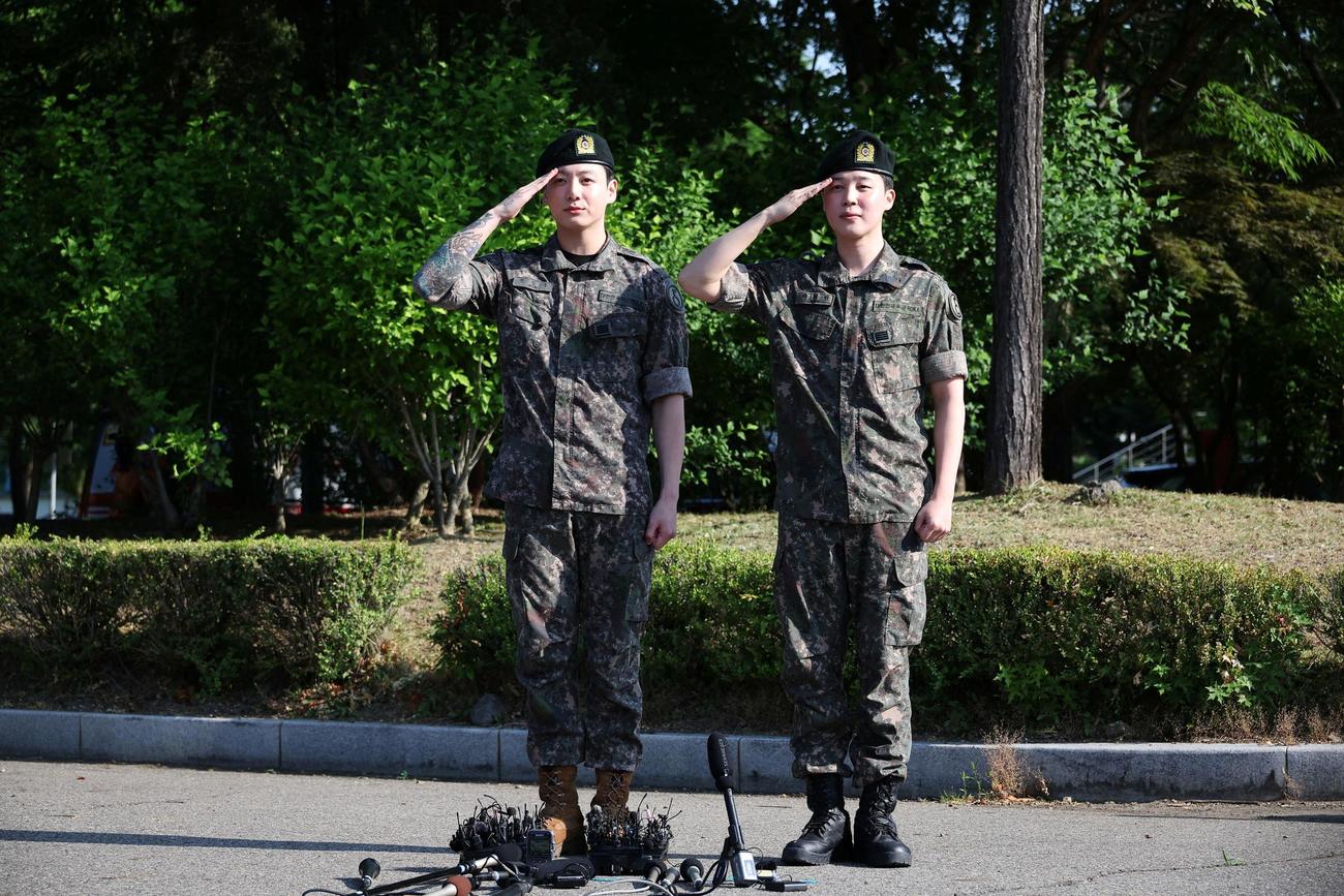 韓国軍の兵役を終え除隊したBTSメンバーJIMINとJUNGKOOK（ロイター）