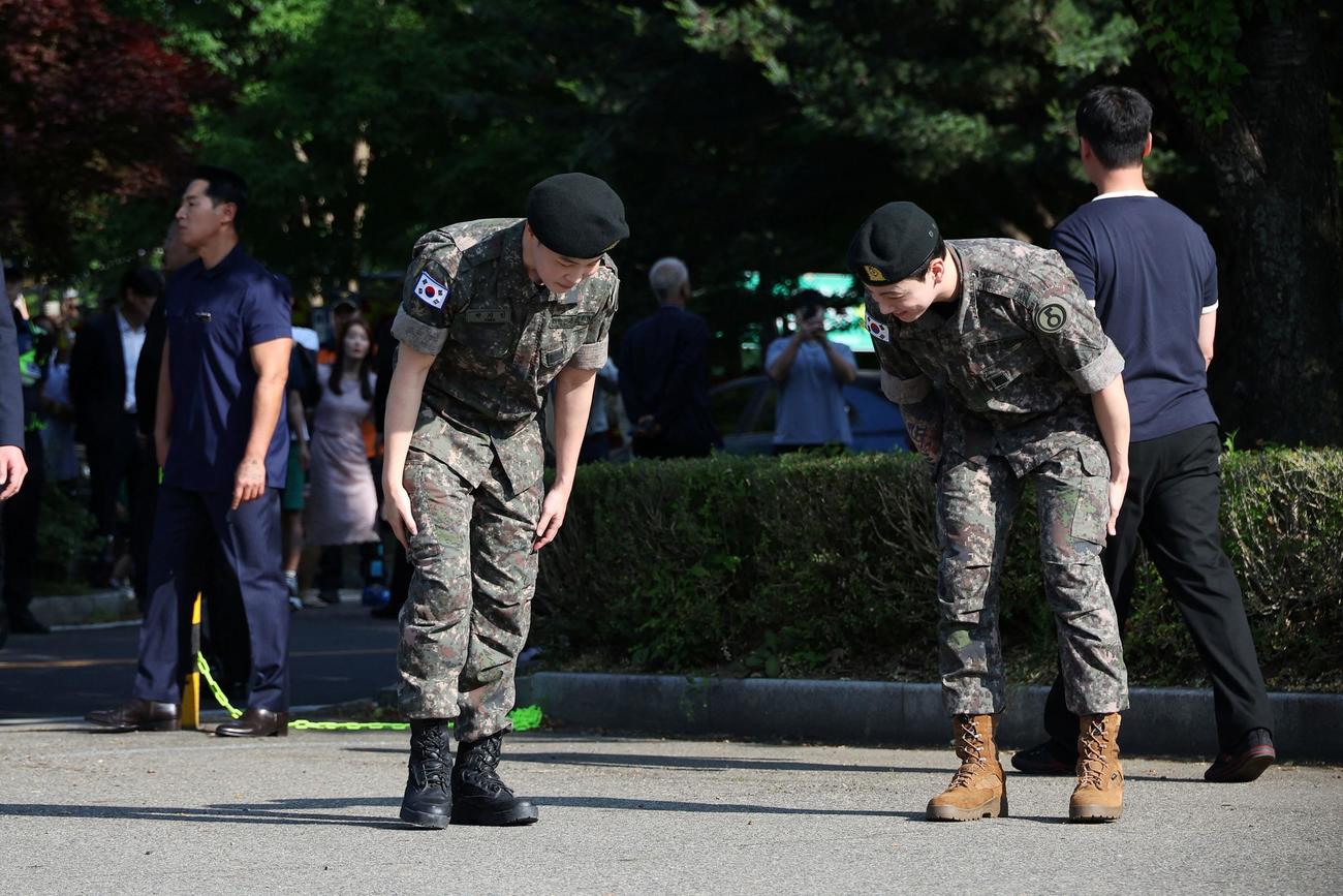 韓国軍の兵役を終え除隊したBTSメンバーJIMINとJUNGKOOK（ロイター）