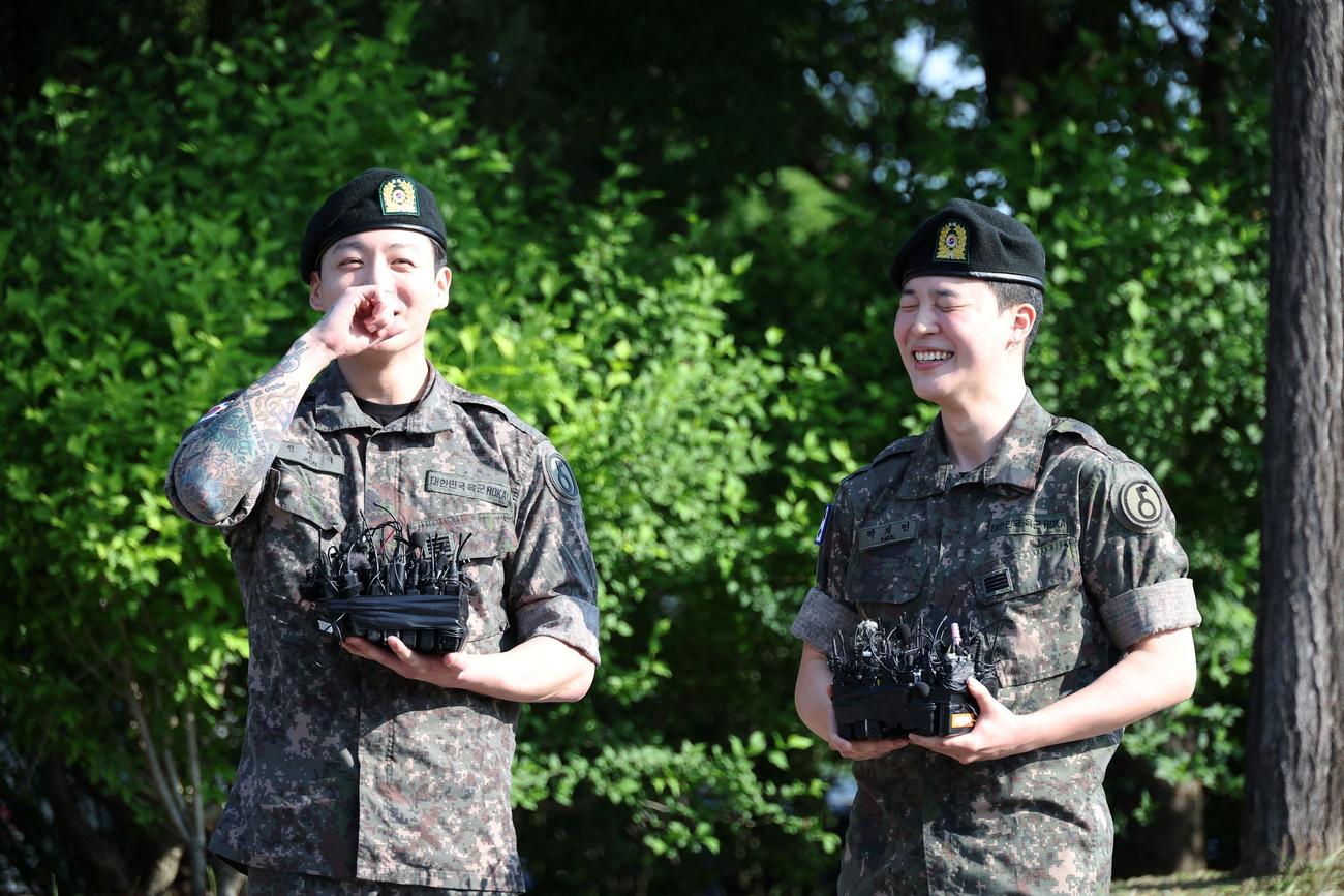 韓国軍の兵役を終え除隊したBTSメンバーJIMINとJUNGKOOK（ロイター）