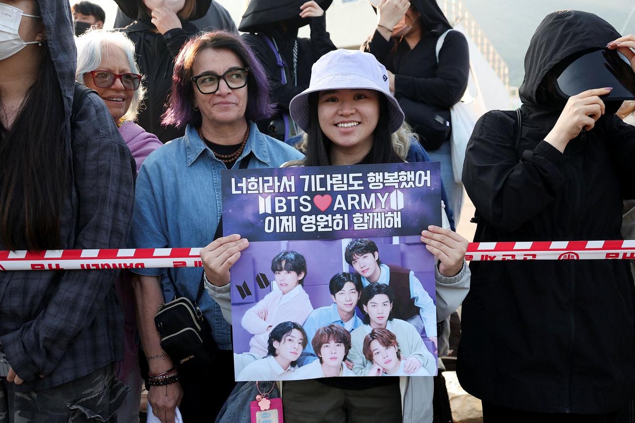 兵役を終えたBTSメンバーJIMINとJUNGKOOKを迎えるファン（ロイター）