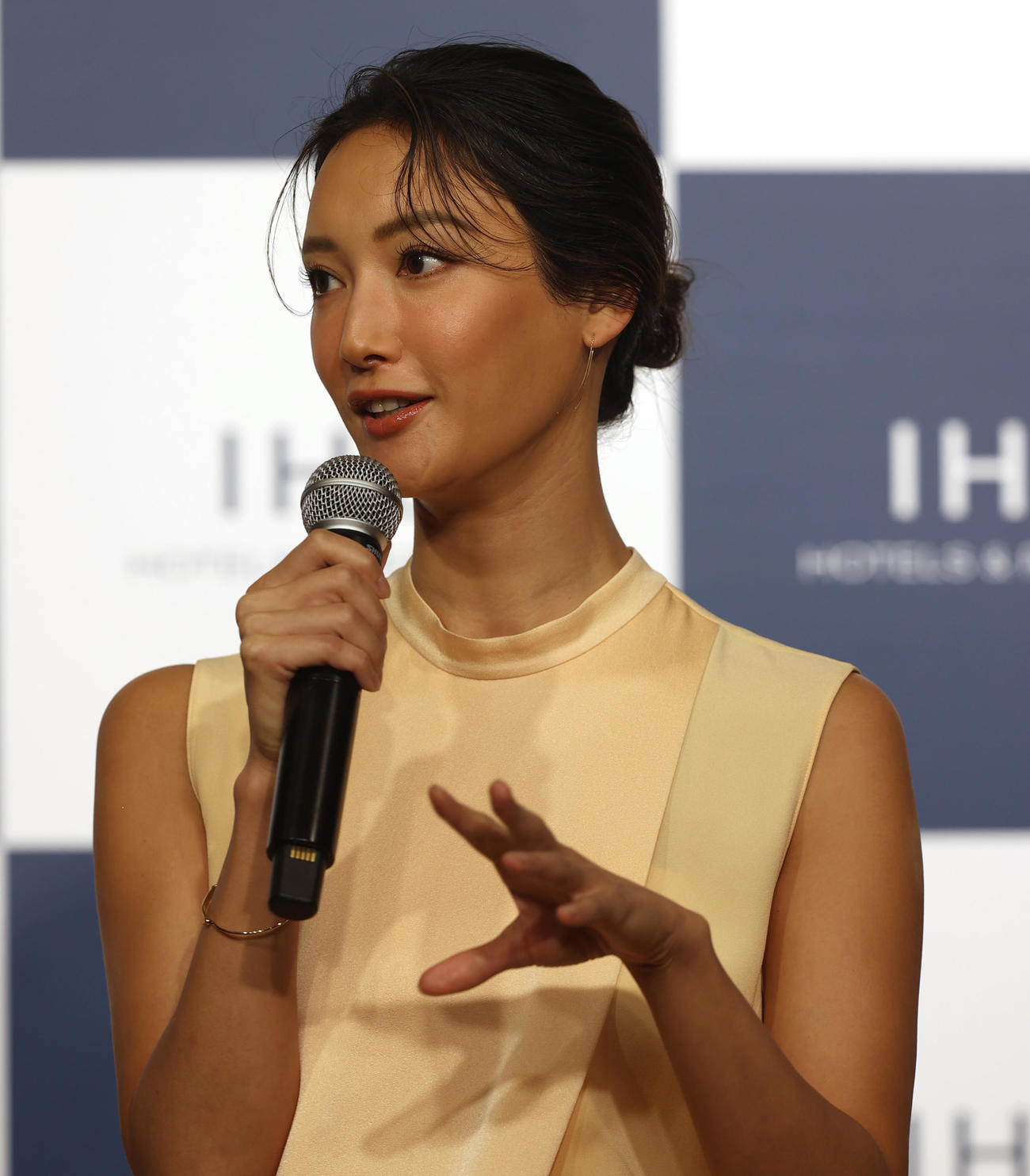 IHGホテル＆リゾーツのコンセプトムービーお披露目イベントに登壇した菜々緒（撮影・水谷安孝）