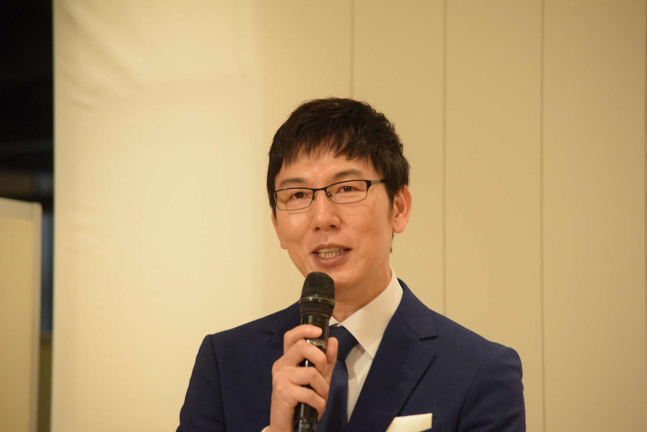 OPEN HOUSEの新CM発表会見の司会を務めた浅越ゴエ（撮影・阪口孝志）