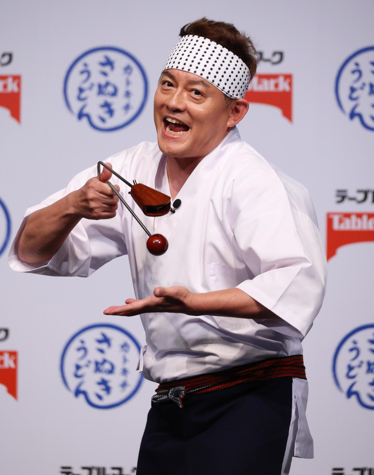 「うどんレシピ」に挑戦した井戸田潤（撮影・中島郁夫）