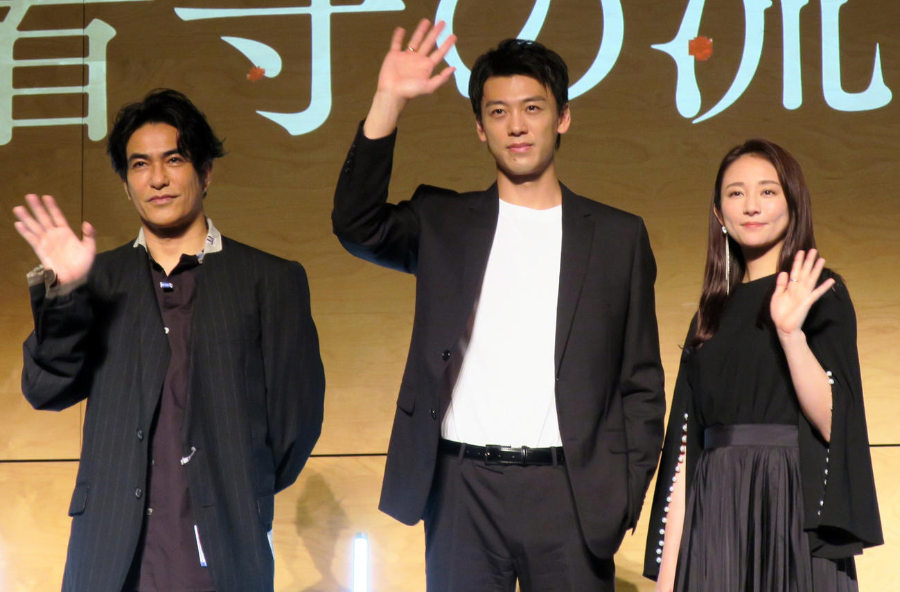 テレビ朝日ドラマスペシャル「看守の流儀」囲み会見に臨む、左から北村一輝、竹内涼真、木村文乃