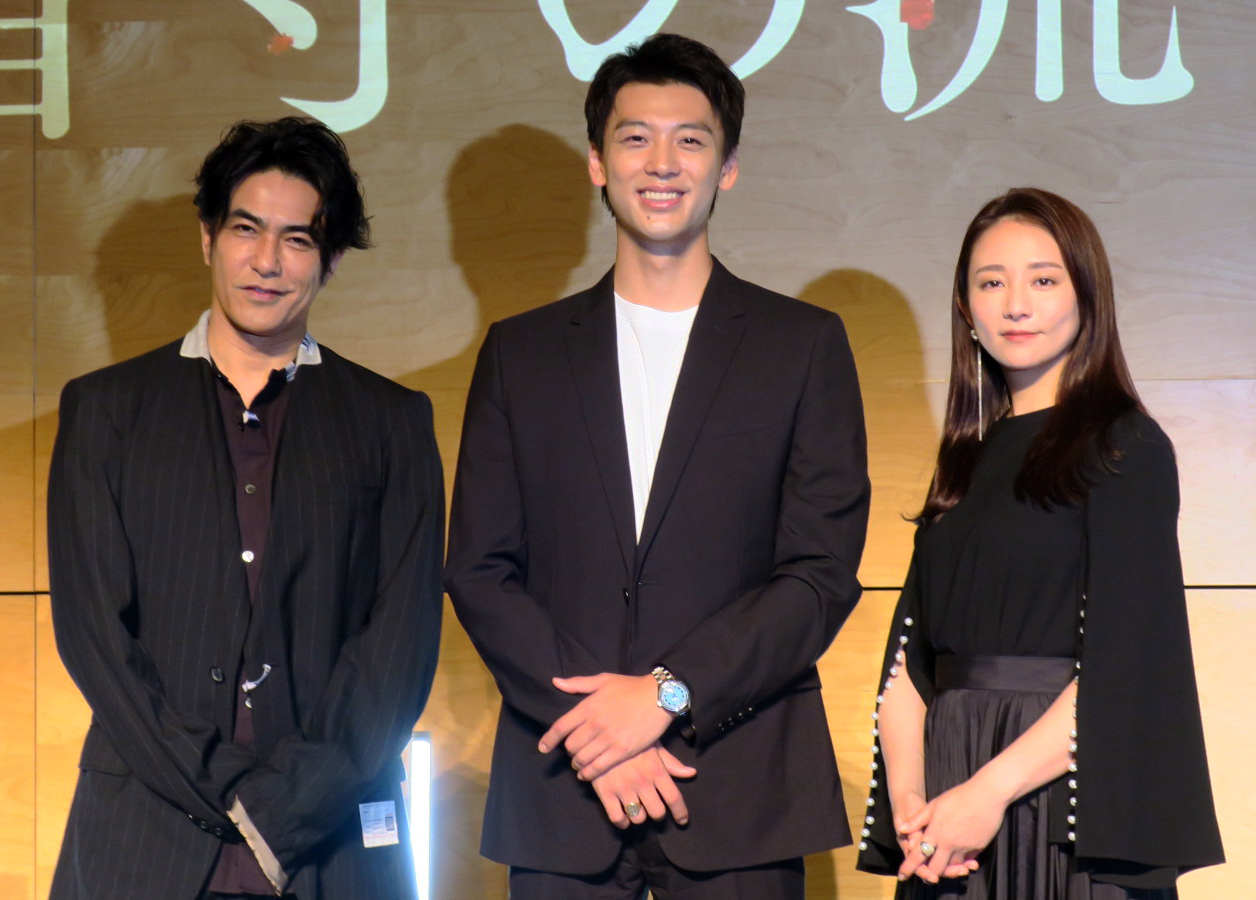 テレビ朝日ドラマスペシャル「看守の流儀」囲み会見で。左から、北村一輝、竹内涼真、木村文乃