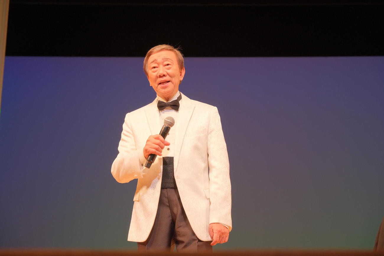 「一過性脳虚血発作」で入院し、復帰のステージで歌唱する橋幸夫