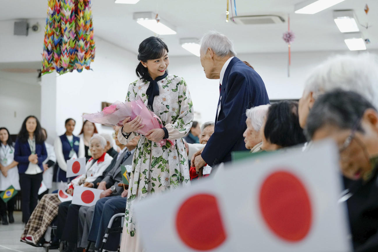 フラワードレスでブラジル・サンパウロ近郊の老人ホームを訪問し、花束を手にされる秋篠宮家の次女佳子さま（共同）＝６月７日
