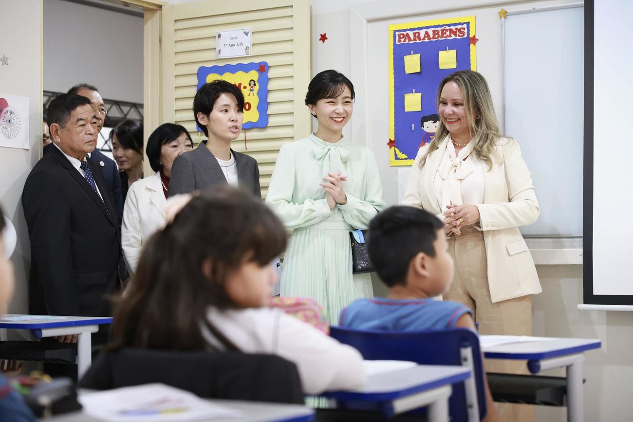 「ビスコンデ・デ・カイル学園」を訪問され、交流する秋篠宮家次女の佳子さま（代表撮影・共同）